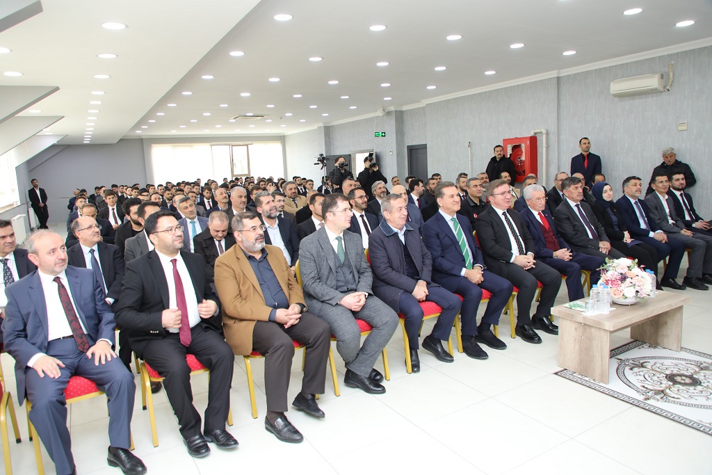 Valimiz Sayın Hamza Aydoğdu, Erzincan Dini İhtisas Merkezi III. Dönem Aday Din Görevlileri Mesleki Eğitimi Programına Katıldı.